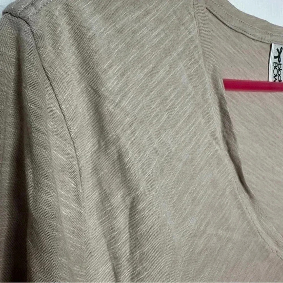 Black  Bow T-Shirt V-Neck Greyish Brown Size Large - Picture 3 of 16